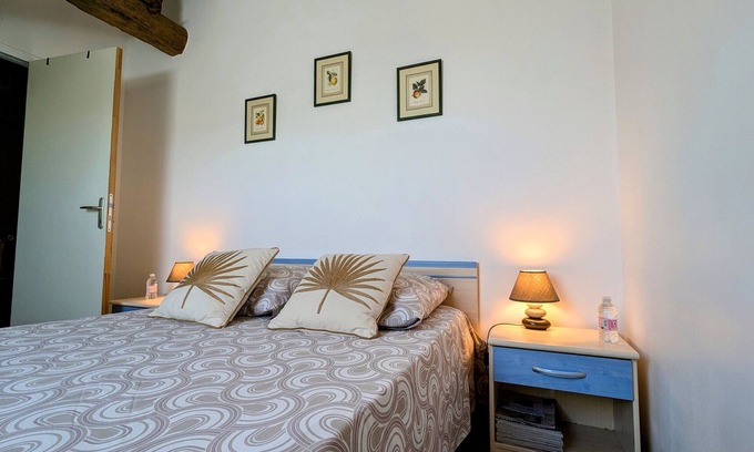 Chateauroux Bed & Breakfast | Cozy room with sitting area and breakfast included