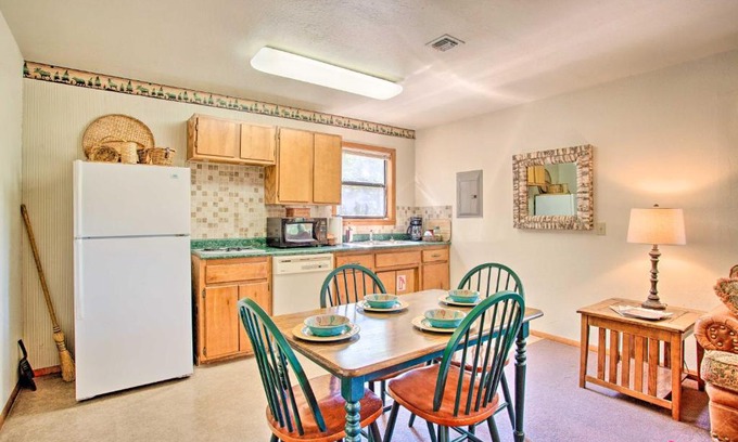 Davis House | Cozy, Secluded Davis Cabin on 60 Wooded Acres