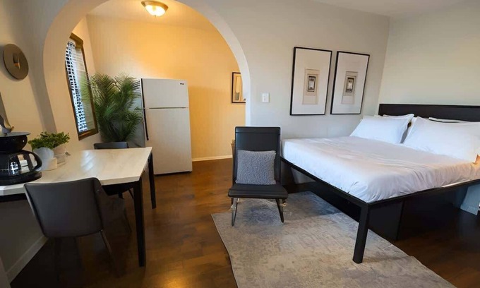 Hyde Park Apartment | Cozy Studio in Chicago