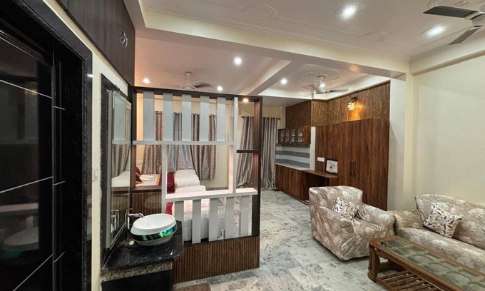 Varanasi Apartment | Cozy studio room with 2 beds in central Banaras, Charming interior and furniture