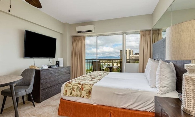 Waikiki Condo | Cozy Studio w/Amazing Views - Waikīkī Shore #1114