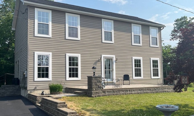 Castleton-on-Hudson House | Cozy Tiki Bar House. 10 minutes to downtown Albany!