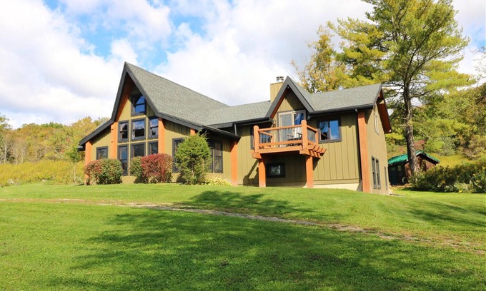 Great Valley House | Cozy Timber Frame Home! 5 minutes to Holiday Valley and downtown Ellicottville!