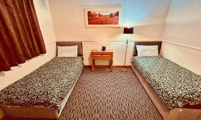 Drogheda Apartment | Cozy Twin Beds + Extra Mattress, Ideal Relaxing Stay. Close to City Center
