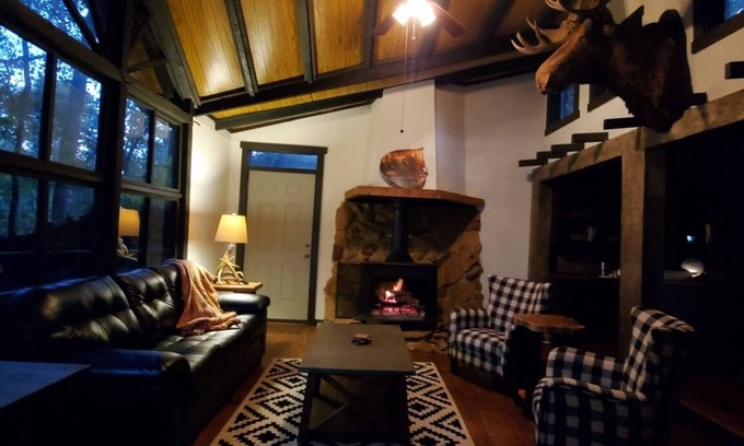 Ballwin House | Cozy vacation home just 20 minutes from Six Flags St. Louis