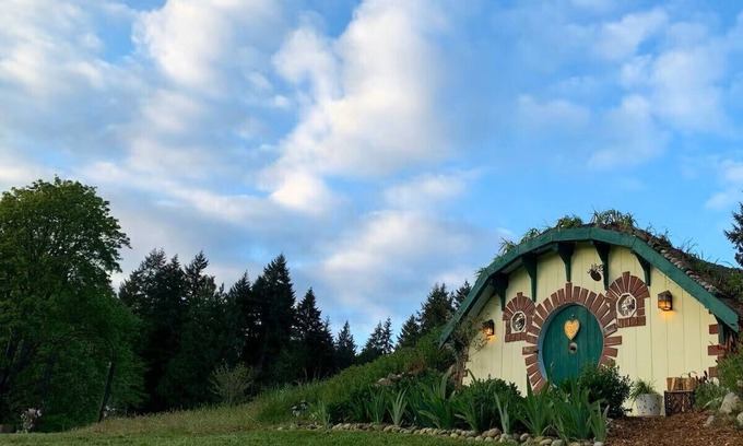 Rollingbay Cabin | Cozy-Warm-Adorable Hobbit House on Bainbridge Island