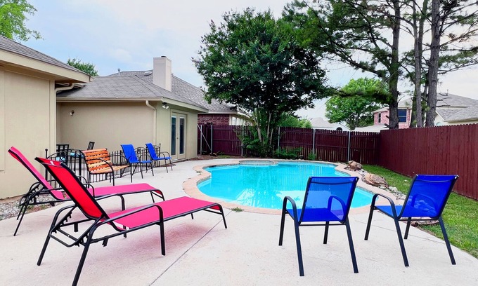 Corinth House | Cozy, Warm, Pool, BBQ, 2 KingBeds, Sleep 11