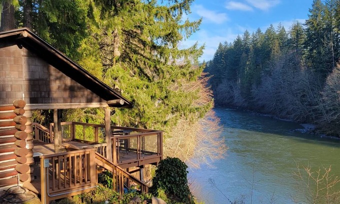 Castle Rock Cabin | Cozy Washington Log Cabin: Riverside Retreat