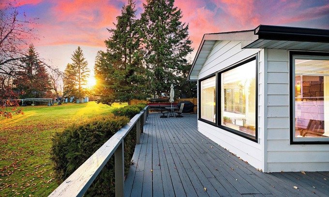 Central Alberta Cottage | Cozy Waterfront Cottage- 50 mins from Edmonton on Lake Isle w/private dock/toys!