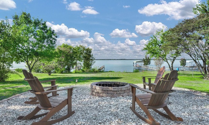 West Tawakoni House | Cozy Waterfront Escape: Sunsets, Firepit, & Relaxation with Friends & Family