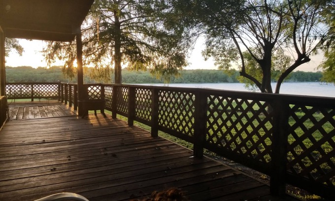 Dinero House | Cozy Waterfront Lake House