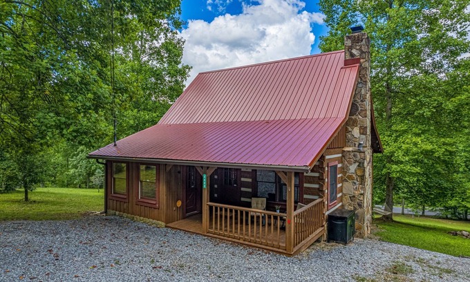 Gatlinburg - Pigeon Forge Cabin | Cozy2 BD Easily Accessible Cabin! Quiet community short drive to all attractions