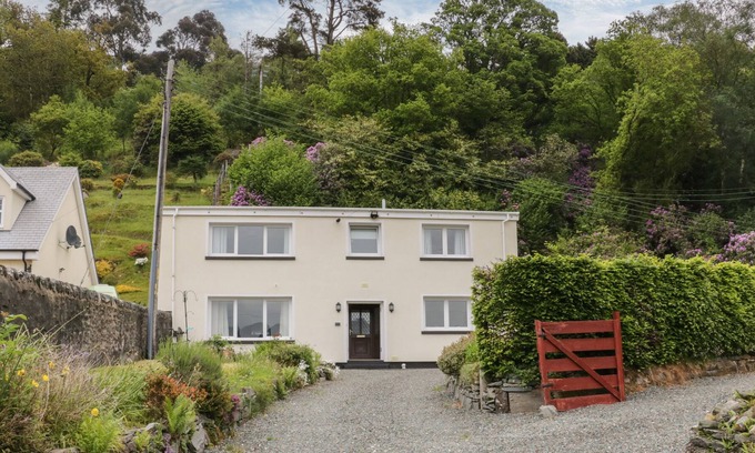 Kilmun Cottage | CRAIGEND COACH HOUSE, pet friendly, with a garden in Dunoon