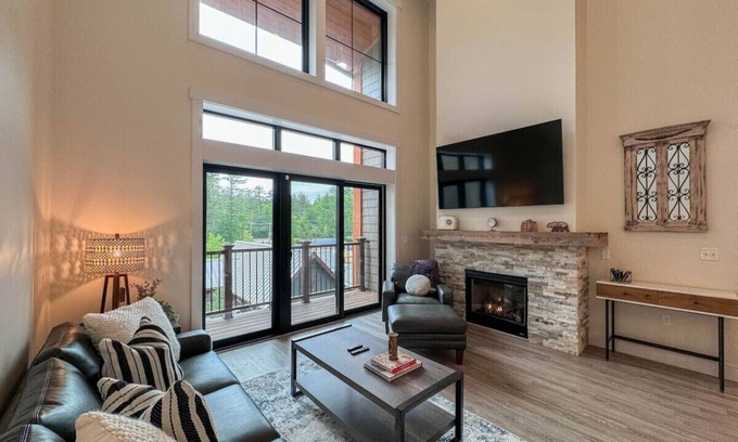 North Conway Condo | Cranmore Escape | Modern, Walk to Town, Pool!