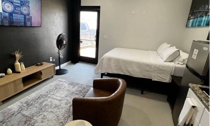 Hobbs Apartment | Crash Pad- Studio West Room 502B