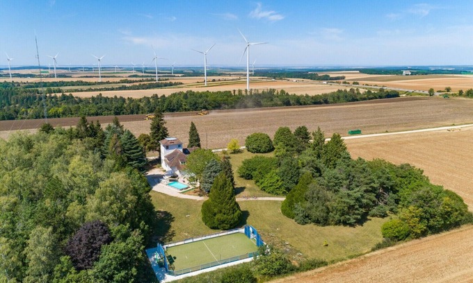 Saint-Cyr-les-Colons Villa | Crazy Villa Radar (89) - Heated pool - Multisports field - 2h Paris - 30p.