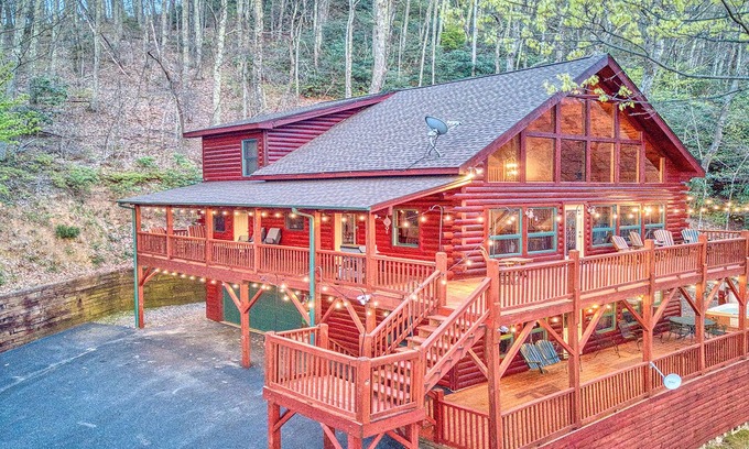 Waynesville Cabin | Creek'nWoods IV -Views-Decks-waterfall-sleeps 14