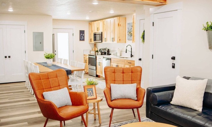 McCammon House | Creekside Cabin Juniper-stay with views near Lava