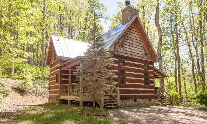Hot Springs Cabin | Creekside Cabin - Log Cabin with Outdoor Hot Tub