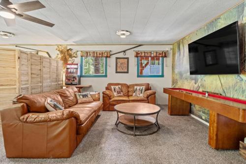 Paradise Estates House | Creekside Cabin with Hot Tub-Fireplace-Pool Table
