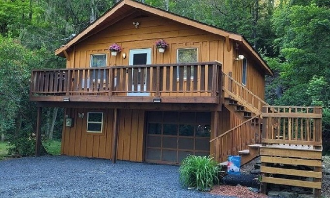 Newfield Cabin | CreekWalk Cabin