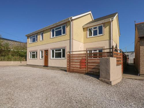 Garn Fadryn House | Criw Newydd