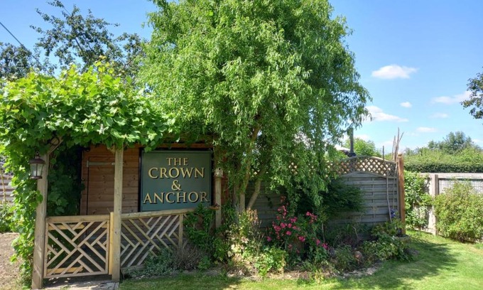 Trowbridge Apartment | Crown Cabin Wiltshire near Longleat and Bath