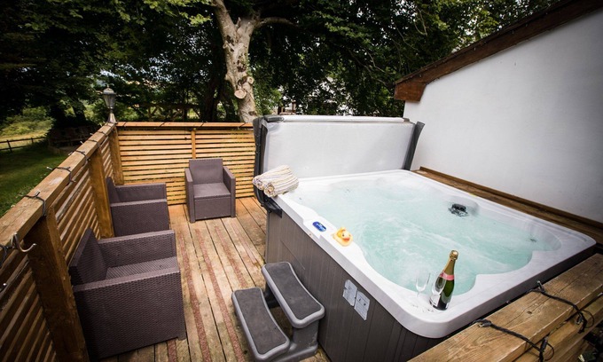 Devon Apartment | Cuckoo's Nest - Dog Friendly Cottage with a hot tub