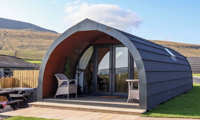 Yockenthwaite Cottage | CURLEW, family friendly, with hot tub in Ingleton