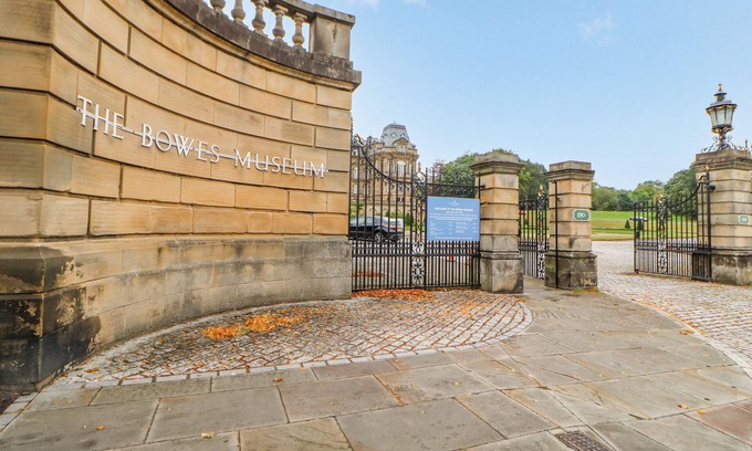 Bowes Cottage | CURLEW, pet friendly, with hot tub in Bowes