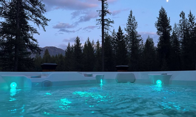 West Glacier Cabin | Custom built West Glacier cabin with private Salt Water Spa