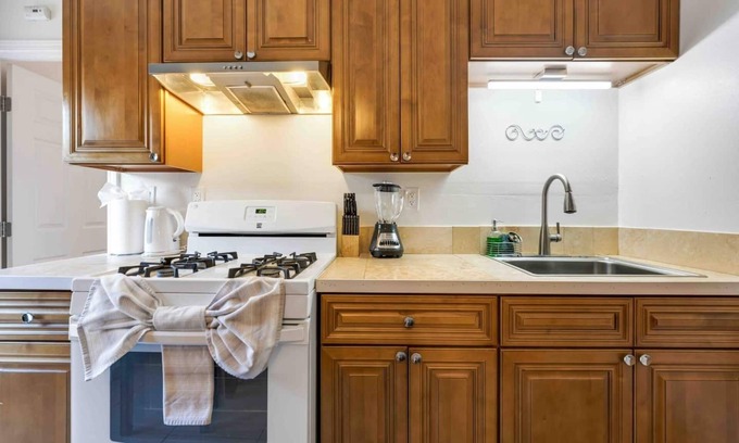 Riverside Apartment | Cute 3 BR Condo W/Pool Access Near UC Riverside