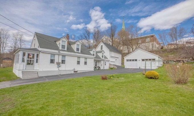 Littleton House | Cute 6-Bedroom Getaway in the heart of Littleton