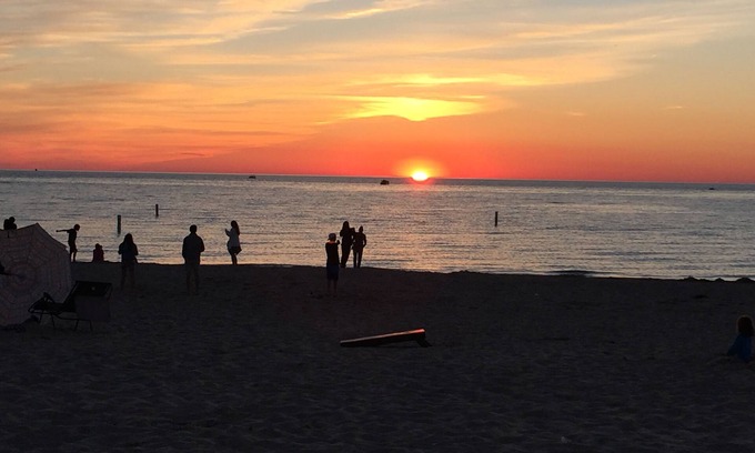 Pentwater Cottage | Cute cottage short walk from the beach.