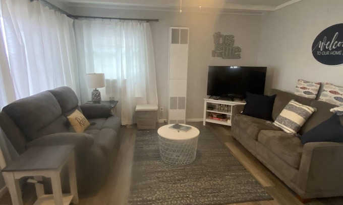 Prudenville Cottage | Cute, cozy, updated cottage just steps from gorgeous Houghton Lake