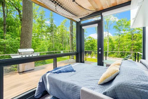 Rileyville Apartment | Cute Riverside Cabin w Hot Tub Fire Pit & Kayaks