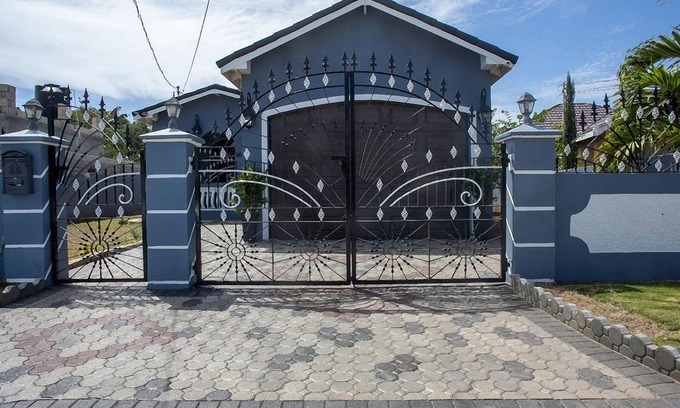 Old Harbour House | CW Palace Wifi and Air Conditioning