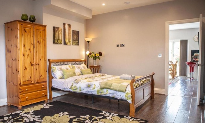 Little Holland Apartment | Cyrus House