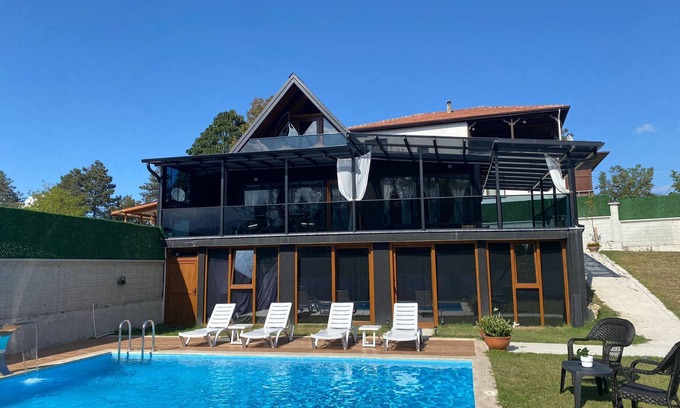 Sapanca House | Dağ manzaralı sessiz ve sakin aileler için ideal havuzlu Villa Bungalov