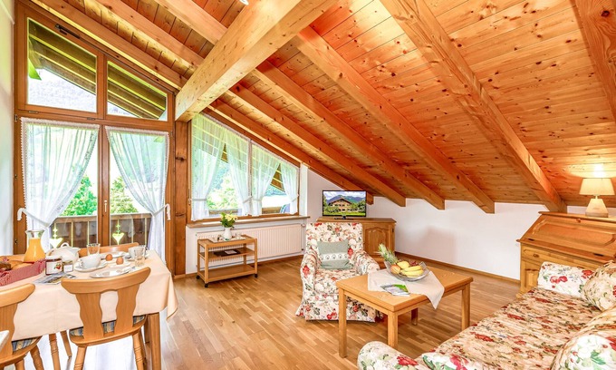 Unterwoessen Apartment | Dachstudio für 2 (Ferienwohnung ca. 46 m², max. 2+2 Personen, 1 Schafzimmer, Wohnküche, Balkon, WLAN, TV)