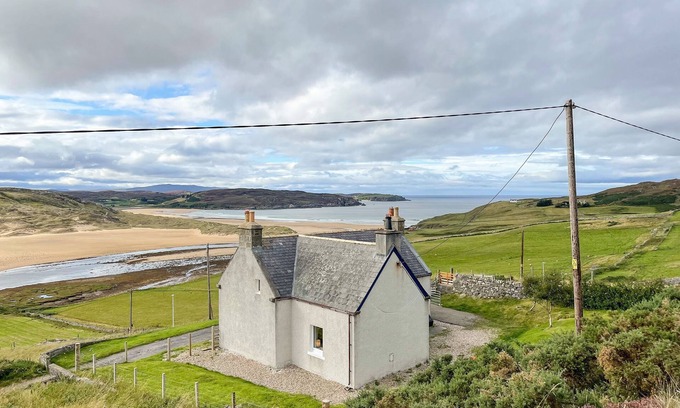Thurso Cottage | Dalcharn is in a perfect location for exploring, set amongst beautiful views.