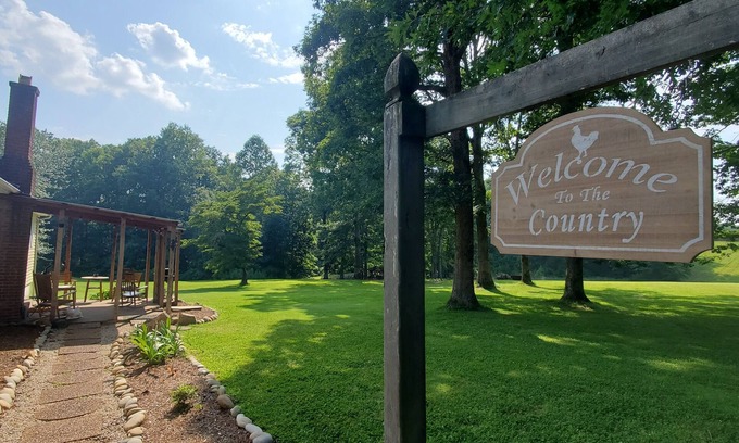 Crossville House | Dalton Farm-quiet, country setting w/fishing pond