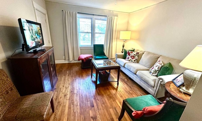 Sunset Hills Apartment | Darling Cottage in Univ. Park