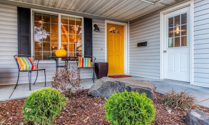 College Place House | Davis House · Davis.Spacious Patio, Hot Tub - A Quiet Getaway