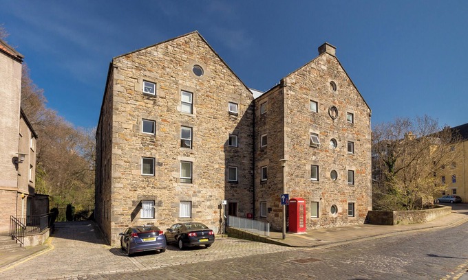 West End Apartment | Dean Path [400] is a Quiet and lovely apartment by the Water of Leith at Dean Village