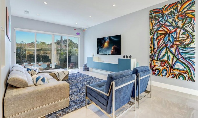 Coral Way House | Deco Delight - Central Hub