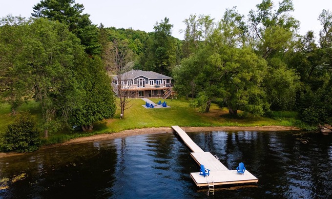 Haliburton Cottage | Deer Point Cove | Modern Lakefront Retreat on Lake Kashagawigamog