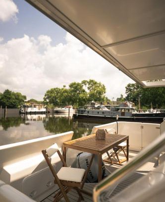 Domitz Boat Rental | Deine schwimmende Auszeit auf dem Wasser -Festlieger Hausboot Tobago