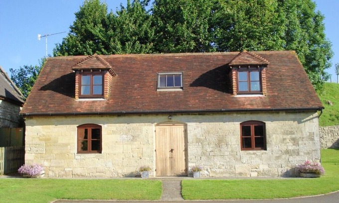 Tisbury Cottage | Delightful 18th Century Converted Stables in quiet location with nearby footpath