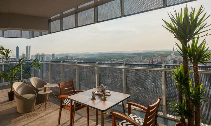 Maslak Apartment | Deluxe Apartment with Shared Pool and Refreshing View in Maslak